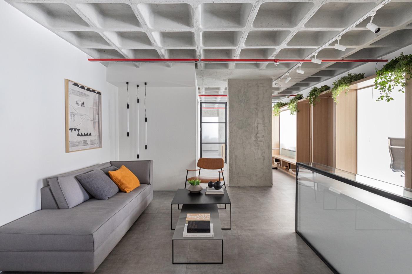 Lounge com sofá e laje nervurada aparente