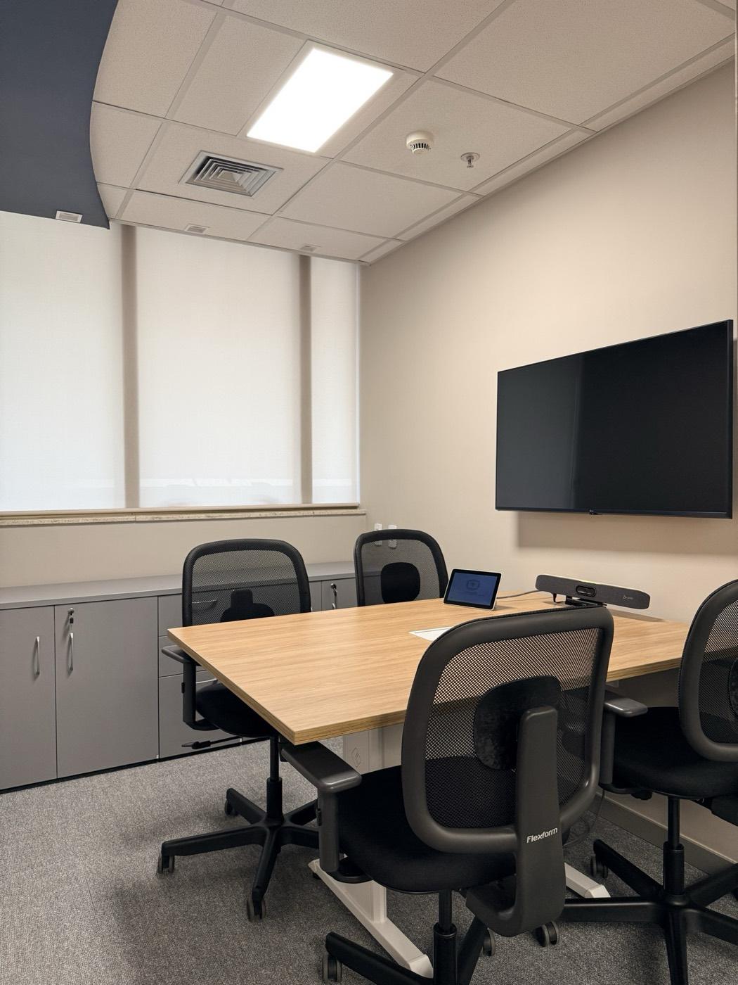 Sala de reunião com videoconferência